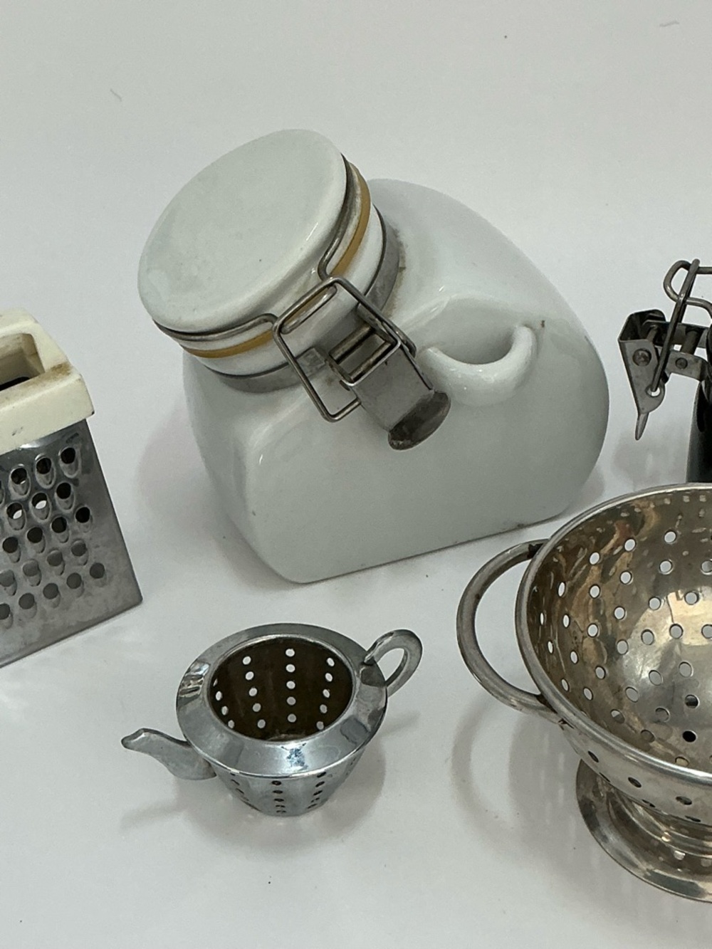 Vintage Miniature Kitchen Set Metal & Ceramic Playset or for collectors - Picture 3 of 15